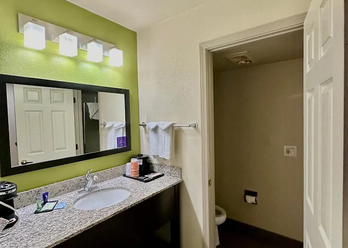 Sleep & I-44 Hotel 4*